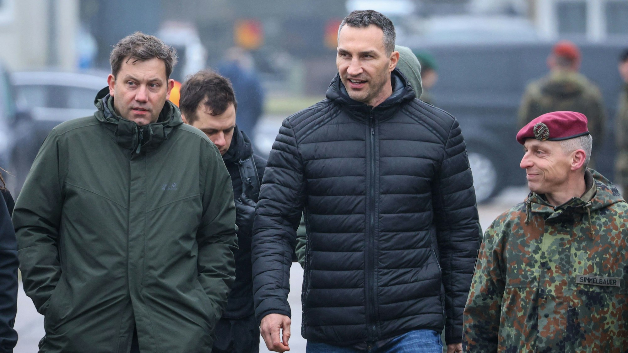 Wladimir Klitschko (r.) zusammen mit SPD-Chef Lars Klingbeil (l.) bei einem Besuch des Bundeswehr-Stützpunktes in Munster. (Archivbild)