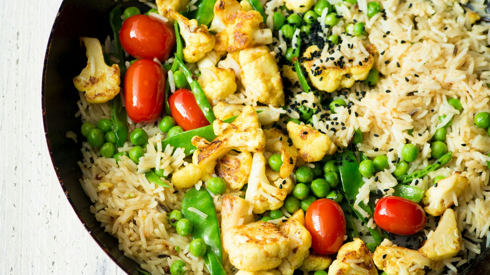 Reis und Gemüse in einer Pfanne