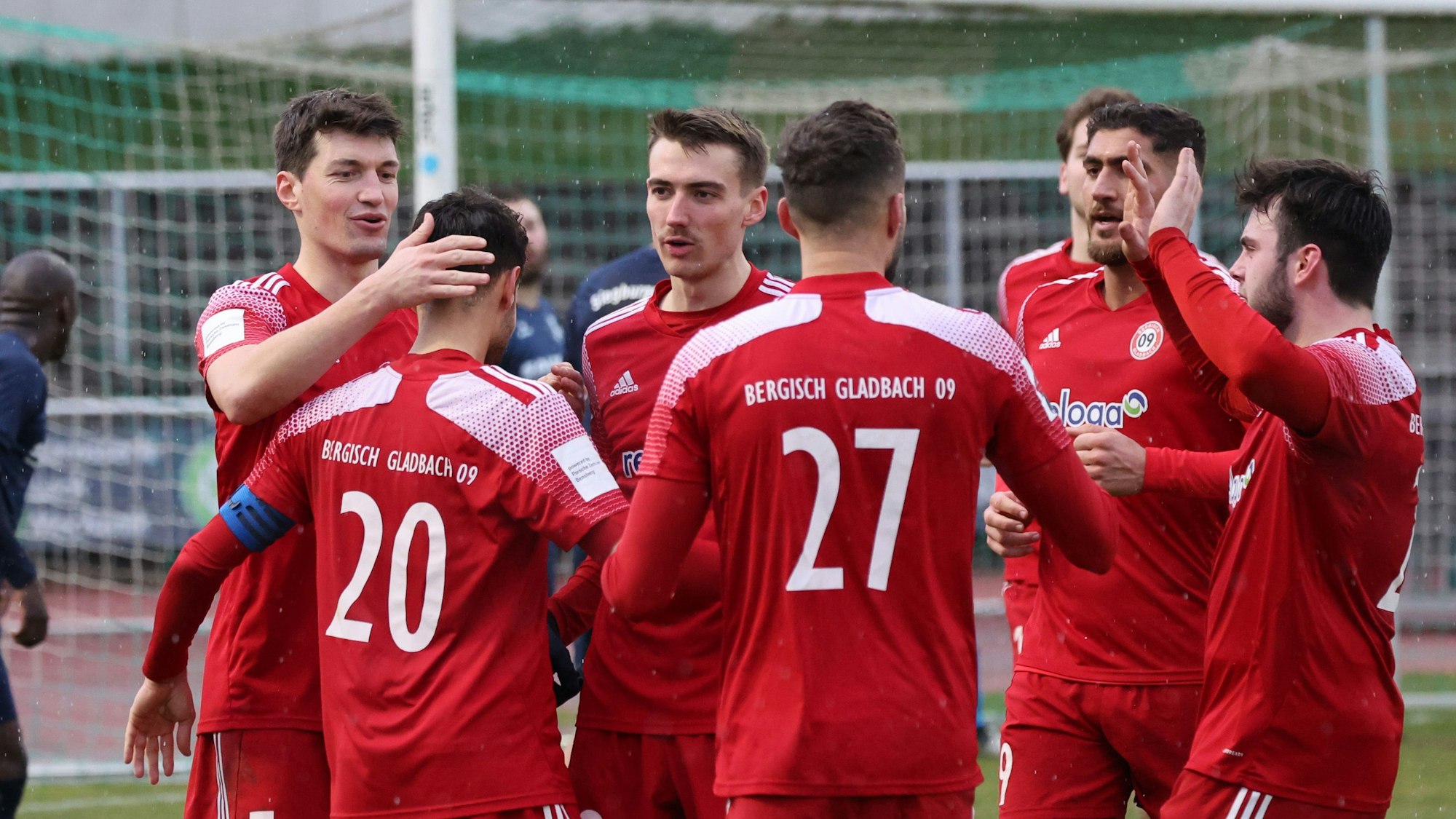 Spieler des SV Bergisch Gladbach 09 bejubeln das 3:0.
