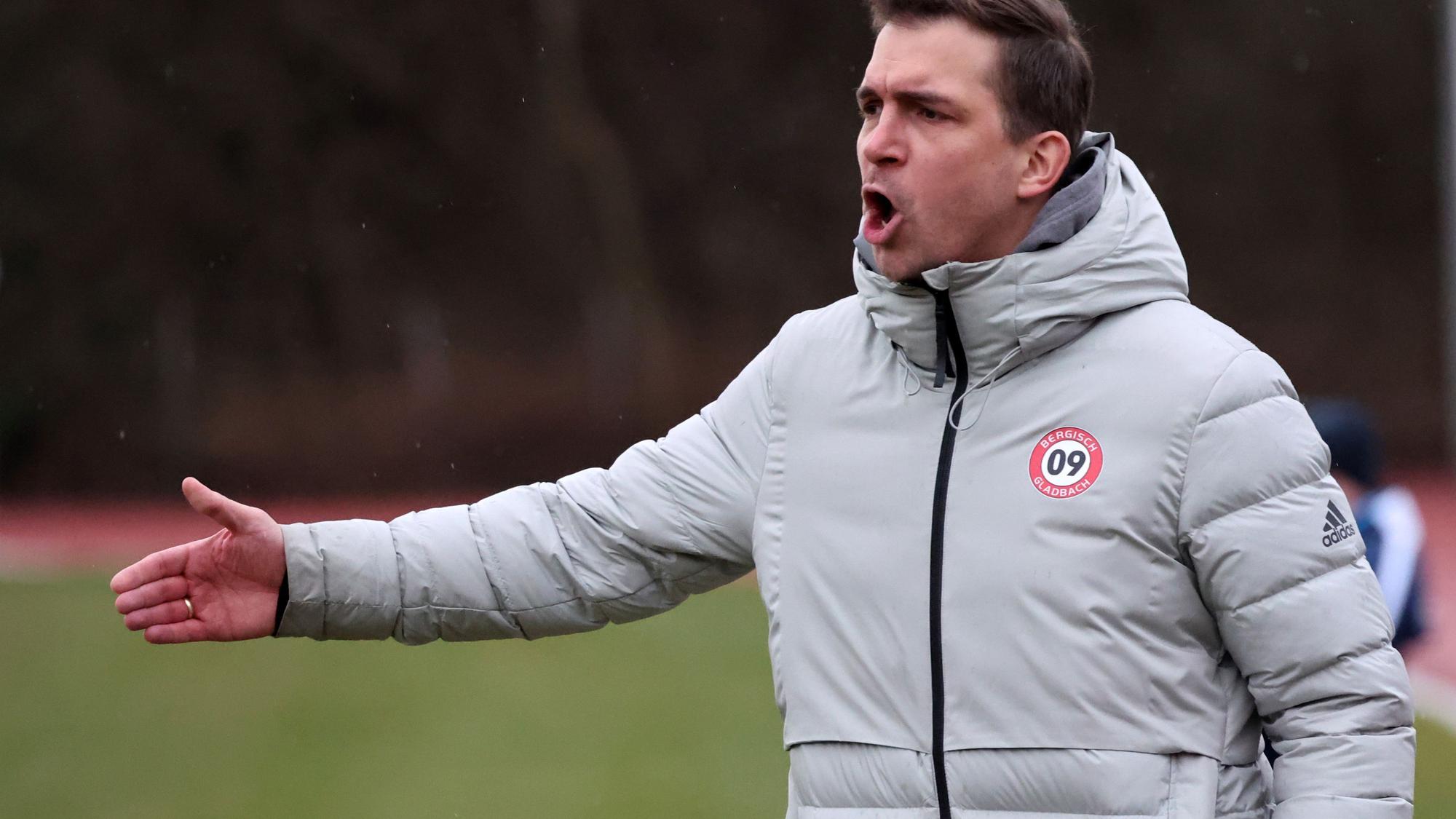 Der neue Trainer Andreas Dreiner (gr. Foto) gab beim SV 09 an der Seitenlinie den Ton an.