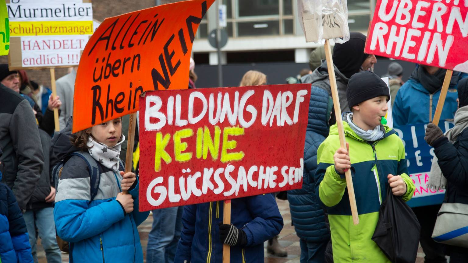 Wütende Eltern und Schüler protestierten gegen das Losverfahren um die begehrten Schulplätze.