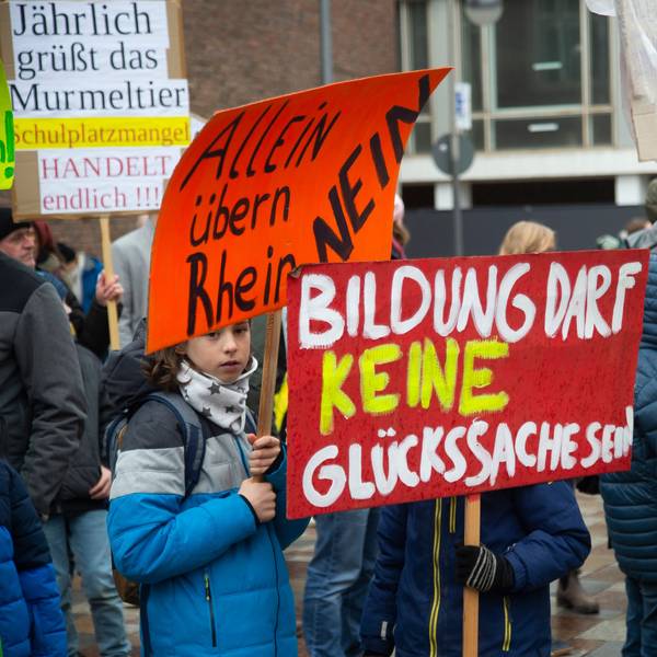 Wütende Eltern und Schüler protestierten gegen das Losverfahren um die begehrten Schulplätze.