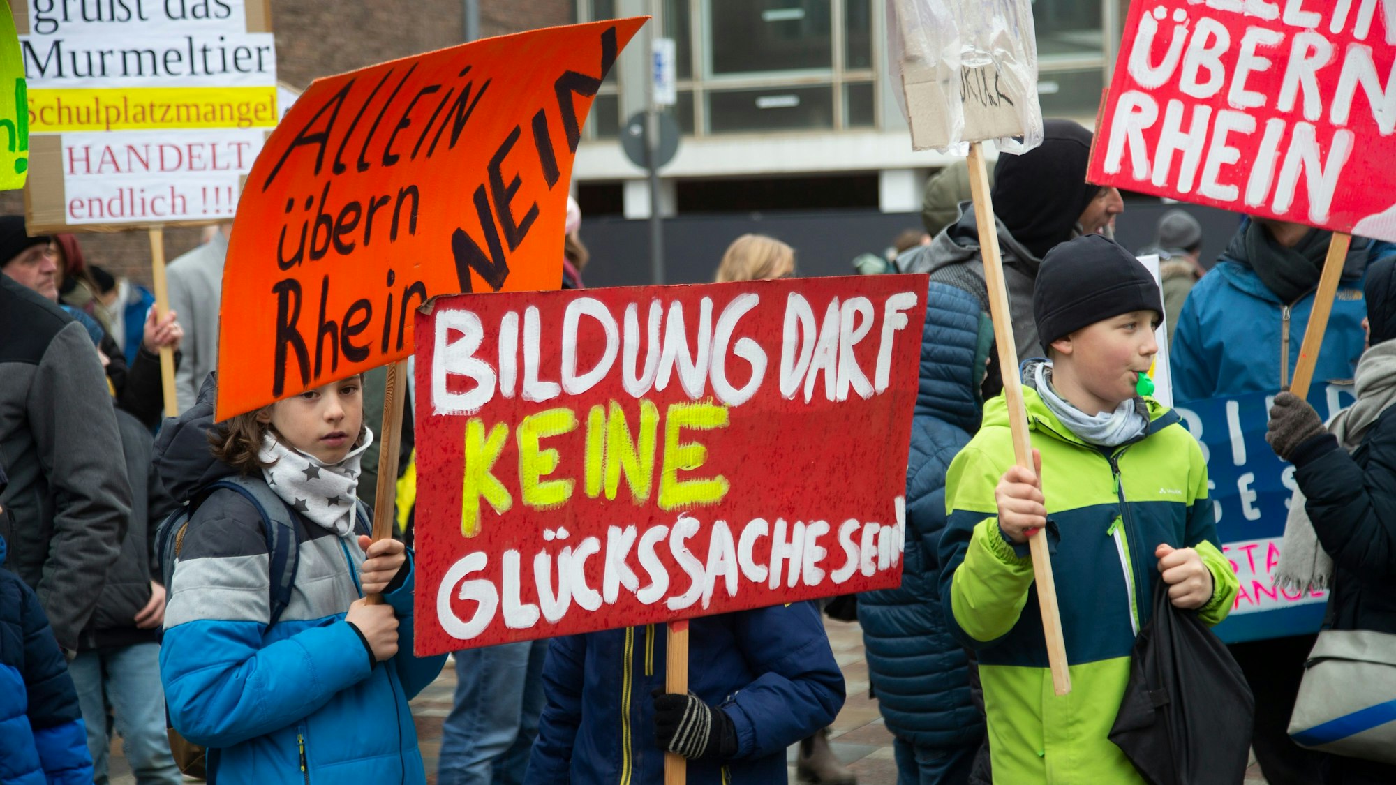 Wütende Eltern und Schüler protestierten gegen das Losverfahren um die begehrten Schulplätze.