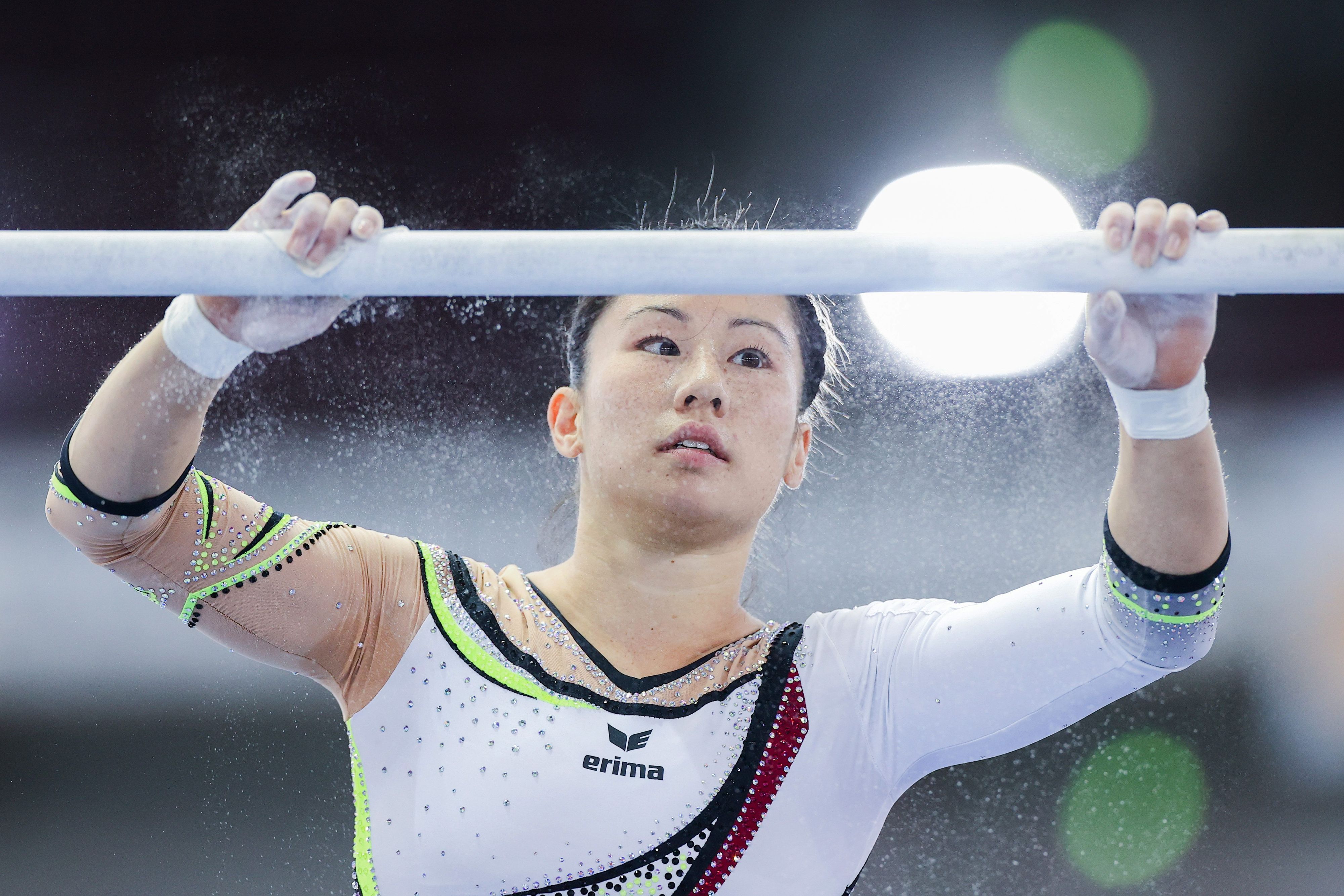 Kim Bui beim Training am Stufenbarren.