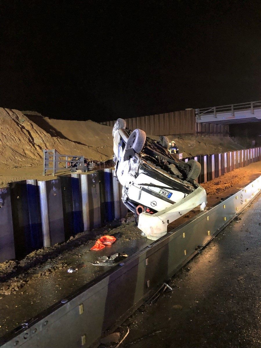 Unfall bei Eschweiler: Das Auto kam laut Polizei erst nach 25 Metern Flug und einem Sturz fünf Meter in die Tiefe zu Stehen.