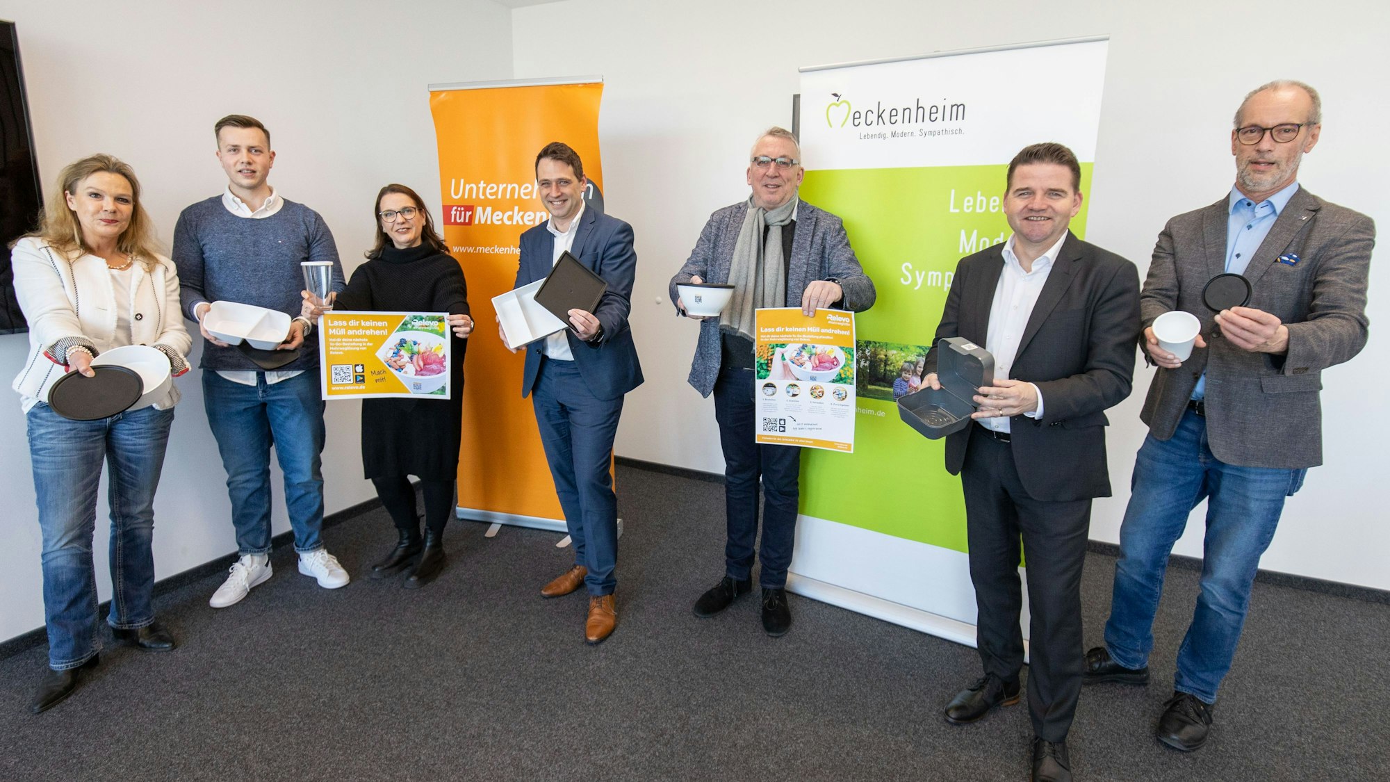 Bürgermeister Holger Jung (2.v.r.), Vertreter Gewerbe und Gastronomie sowie der DEHOGA und der Hygiene Express System am 02.03.2023 bei der Vorstellung des Mehrwegkonzepts in der Rathaus in Meckenheim. Foto Copyright: Petra Reuter