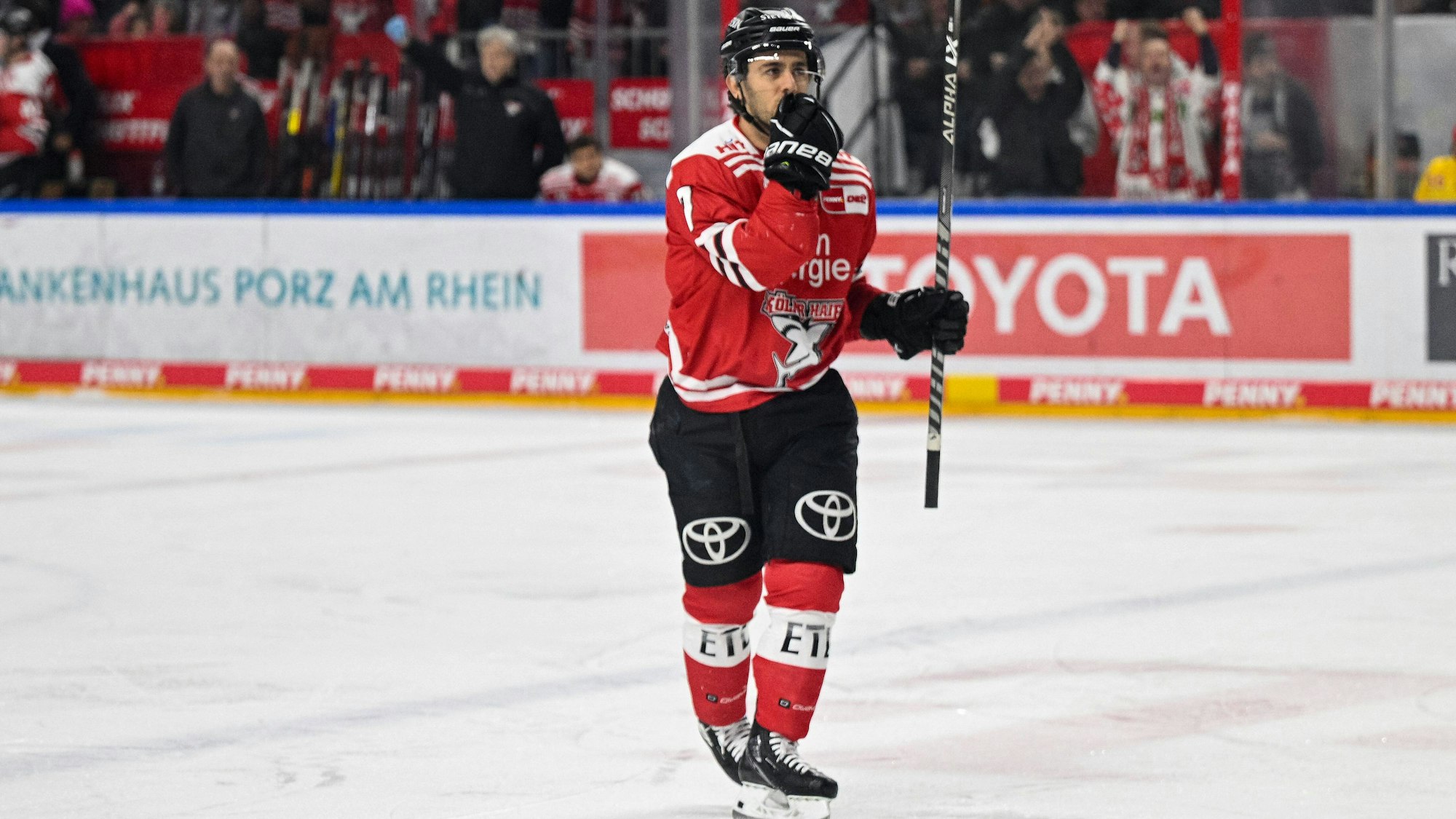 Nick Bailen „Koelner Haie, 07 jubelt nach seinem Tor zum 1:0. Koelner Haie vs. Duesseldorfer EG, Eishockey, Penny DEL, 31. Spieltag, Saison 2022/2023, 16.12.2022 Koelner Haie vs. Duesseldorfer EG, Eishockey, P“enny DEL, 31. Spieltag, Saison 2022/2023, 16.12.2022 Koeln *** Nick Bailen Koelner Haie, 07 cheers after his goal to 1 0 Koelner Haie vs Duesseldorfer EG, ice hockey, penny DEL, 31 match day, season 2022 2023, 16 12 2022 Koelner Haie vs Duesseldorfer EG, ice hockey, penny DEL, 31 match day, season 2022 2023, 16 12 2022 Koeln Copyright: xEibner-Pressefoto/ThomasxHaeslerx EP_EER