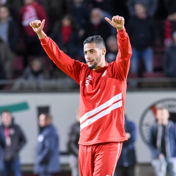 Hamdi Dahmani (Fortuna Köln, 30) feiert den Sieg mit seinen Fans, jubel nach dem Schlusspfiff, Sieg, Sieger, Gewinner, jubelt, jubeln, Freude, optimistisch, Action, Aktion, Freisteller, Ganzkörper, Einzelbild, Aktion, Action, Fussball, Mittelrheinpokal Viertelfinale, Viktoria Köln - Fortuna Köln, DFB REGULATIONS PROHIBIT ANY USE OF PHOTOGRAPHS AS IMAGE SEQUENCES AND/OR QUASI-VIDEO. *** Hamdi Dahmani Fortuna Cologne 30 celebrates the victory with his fans cheers after the final whistle victory winner cheers winners cheers joy optimistic action action clipping full body single picture action action action football Mittelrheinpokal quarter final Viktoria Cologne Fortuna Cologne DFB REGULATIONS PROHIBIT ANY USE OF PHOTOGRAPHS AS IMAGE SEQUENCES AND OR QUASI VIDEO xmhx