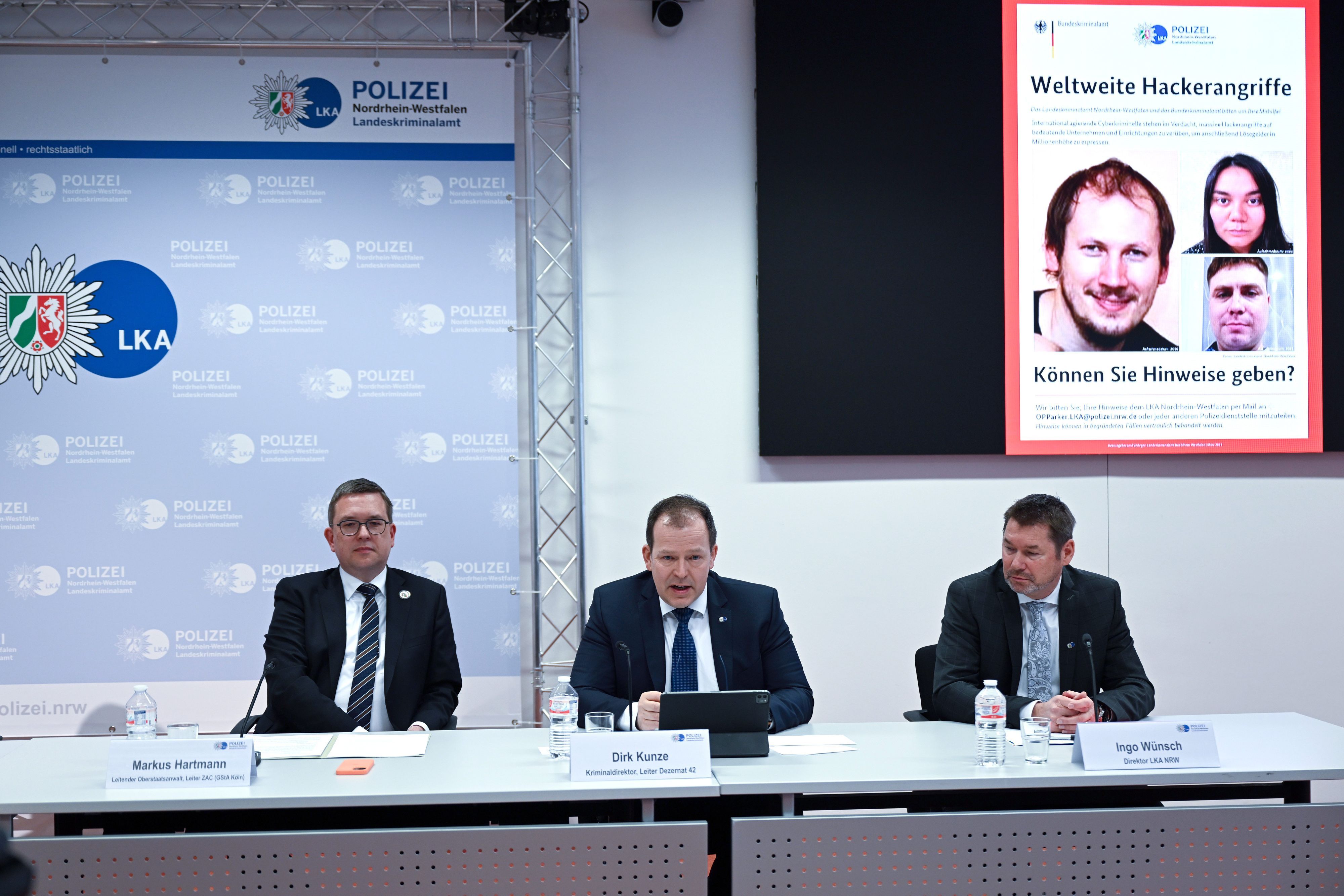 Stellen die Ermittlungsergebnisse vor: Markus Hartmann, Leiter der Ansprechstelle Cybercrime NRW, Dirk Kunze, Leiter des Dezernat 42 im Landeskriminalamt NRW und LKA-Direktor Ingo Wünsch (l-r).