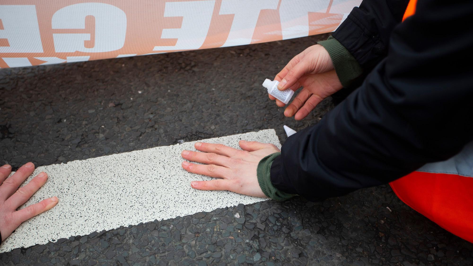 Klimaaktivisten kleben sich auf einer Straße in Köln fest. (Archivfoto)