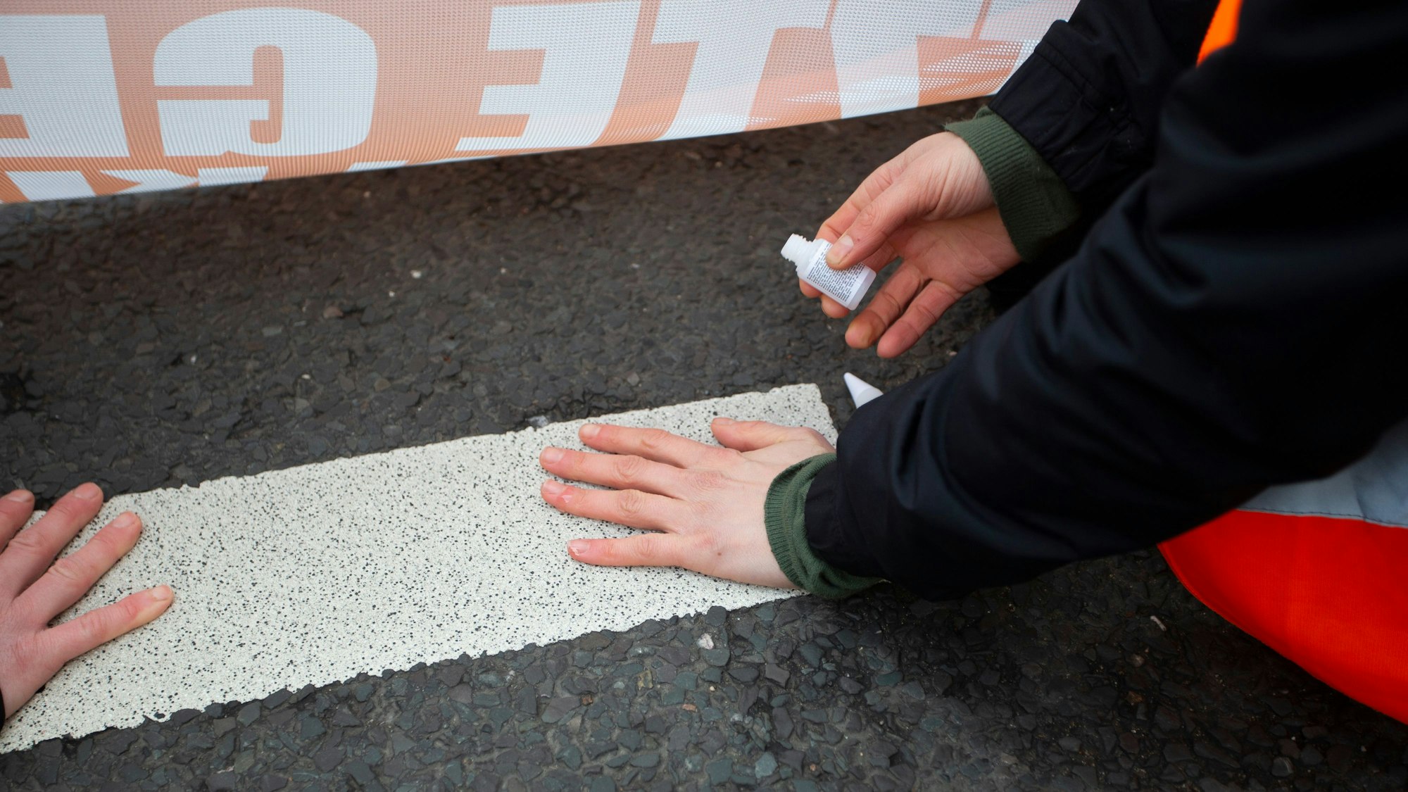 Klimaaktivisten kleben sich auf einer Straße in Köln fest. (Archivfoto)