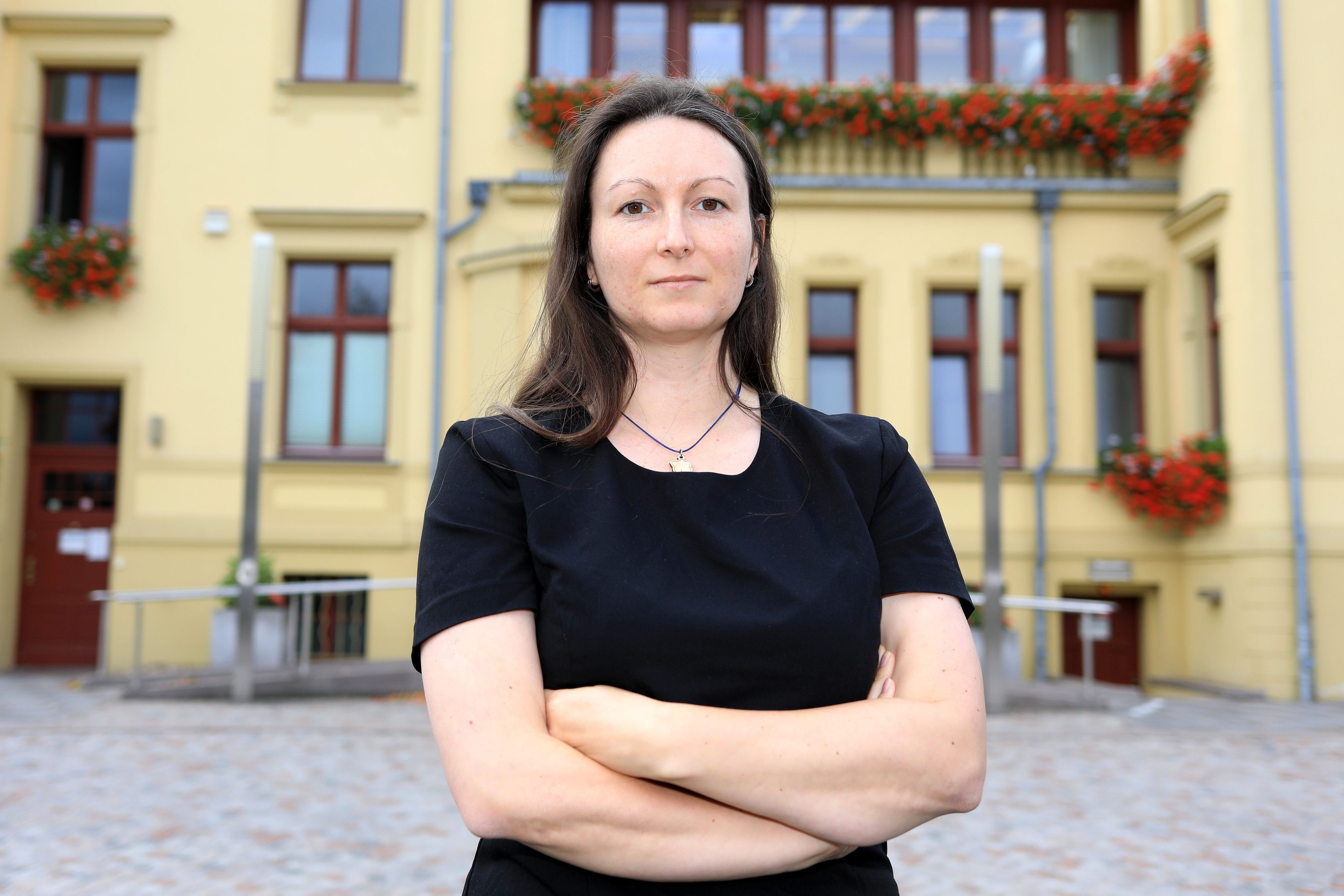 Karolin Braunsberger-Reinhold (CDU) steht vor einem gelben Gebäude.