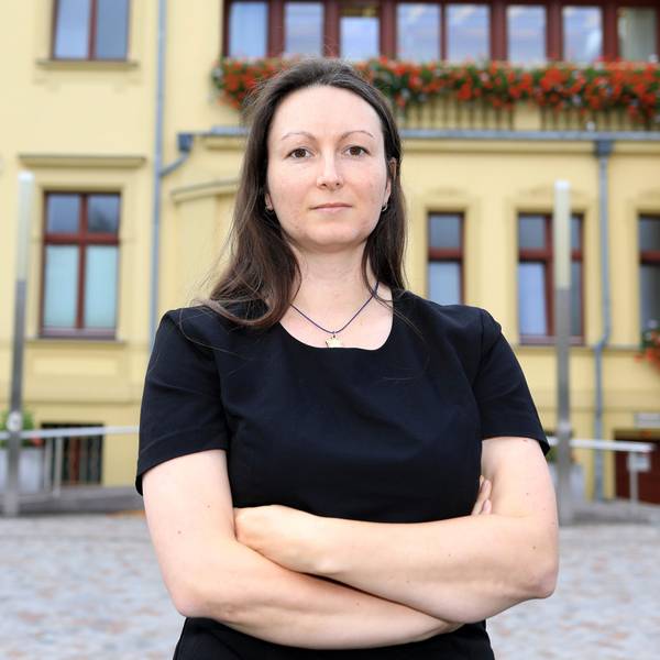Karolin Braunsberger-Reinhold (CDU) steht vor einem gelben Gebäude.