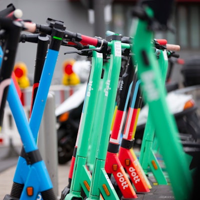E-Scooter parken vor dem Kölner Hauptbahnhof.
