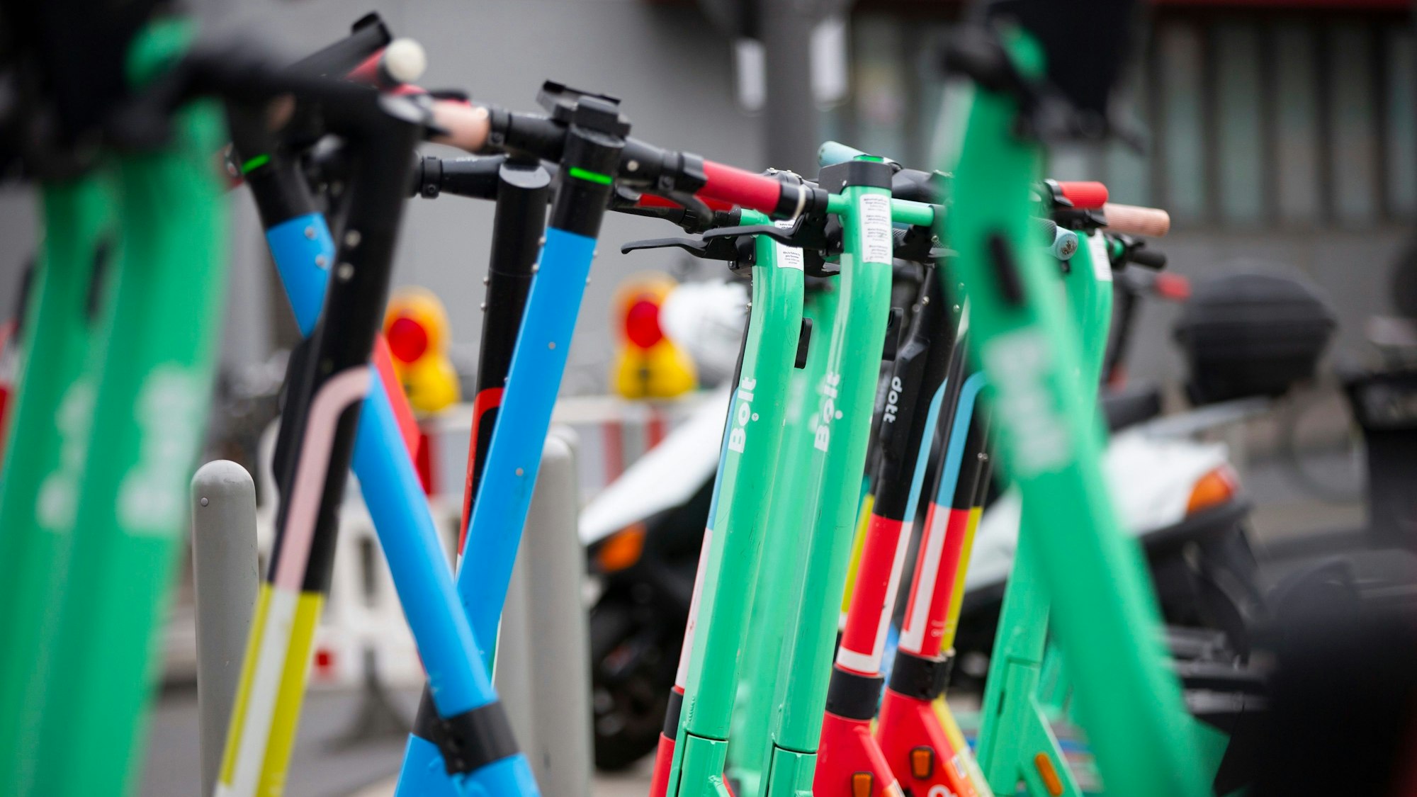 E-Scooter parken vor dem Kölner Hauptbahnhof.