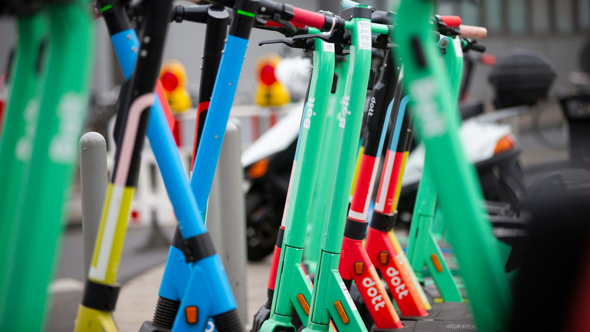 Bunte Mischung: So sahen die E-Scooter der Firma Dott in Köln bis zum Rückzug im Sommer 2022 aus.