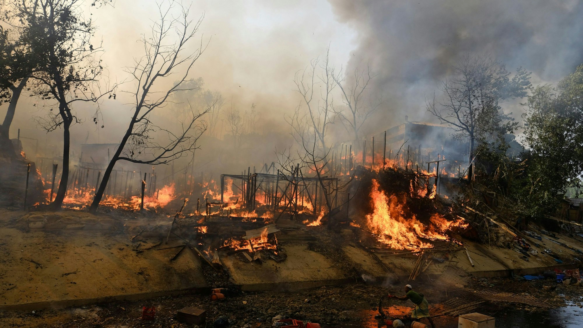 Ein niedergerbranntes Flüchtlingscamp