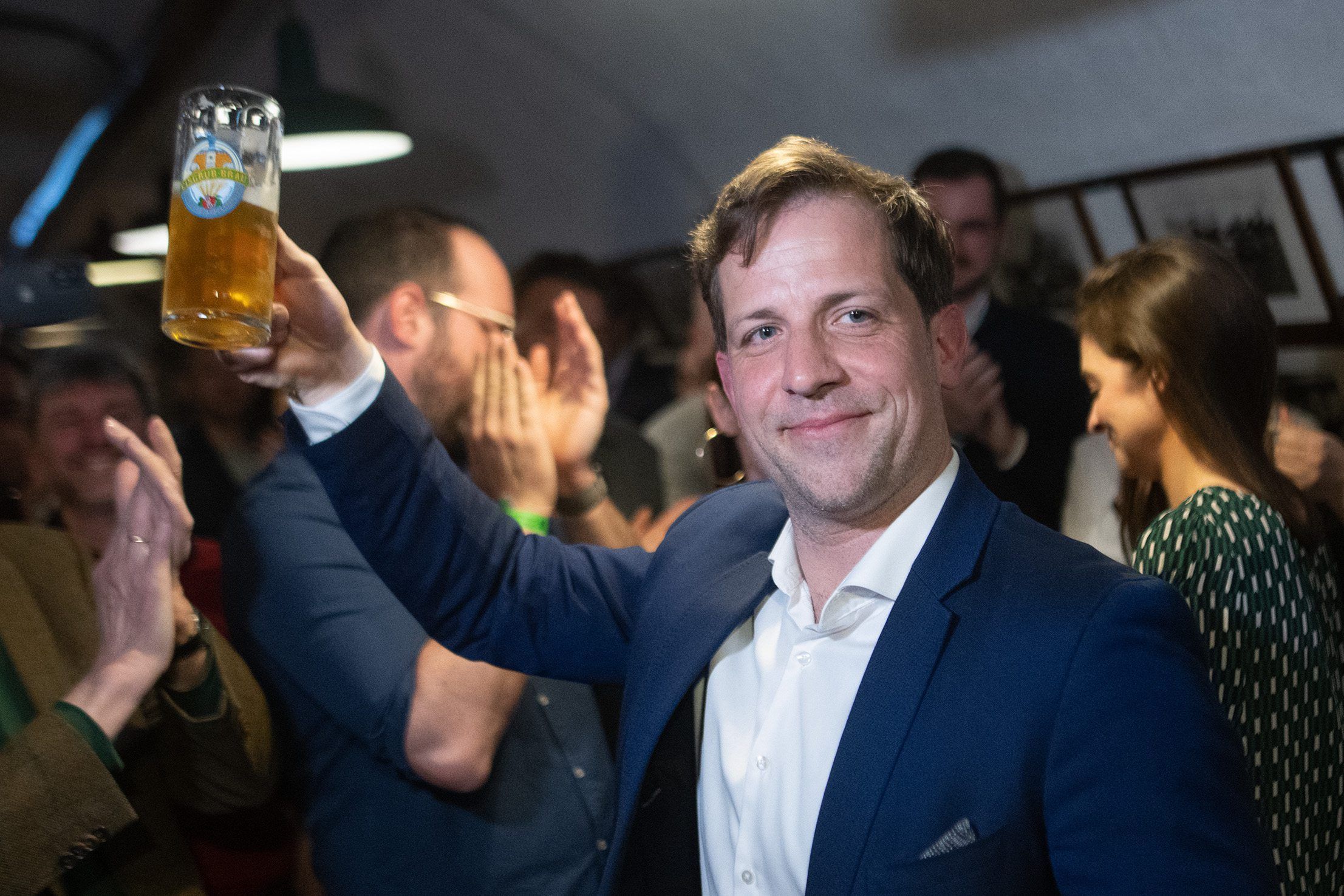 Nino Haase, unabhängiger Kandidat für die Oberbürgermeister-Wahl in Mainz, freut sich mit einem Bier.