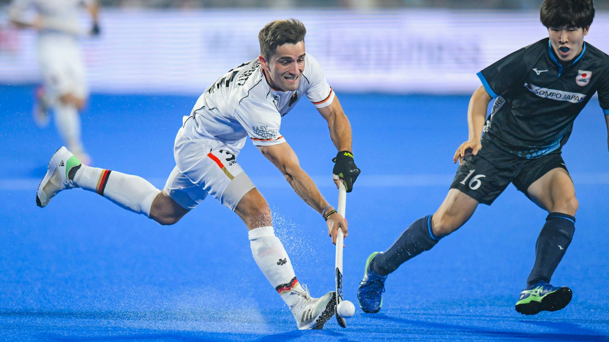 14.01.2023, Indien, Bhubaneswar: Hockey, Herren: WM, Deutschland - Japan, Vorrunde, Gruppe B, 1. Spieltag: Moritz Trompertz (l) aus Deutschland und Hiro Saito aus Japoan. Foto: Frank Uijlenbroek/dpa +++ dpa-Bildfunk +++
