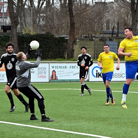 Gianluca Miranda (rechts), Stürmer des SC West II, steht beim Kopfball in der Luft.