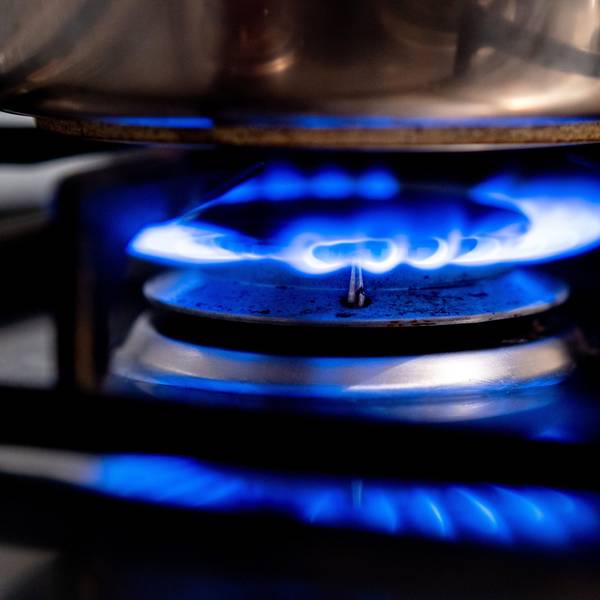 Eine Gasflamme brennt auf einem Küchenherd in einer Wohnung.