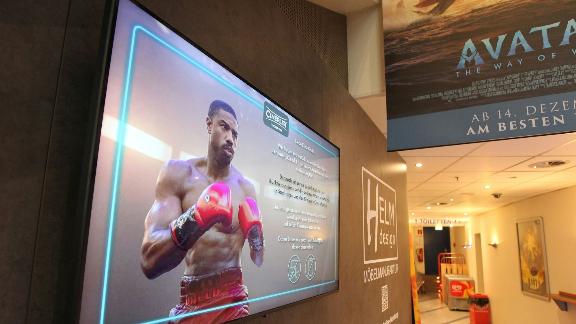 Ein Filmplakat in einem Kino.