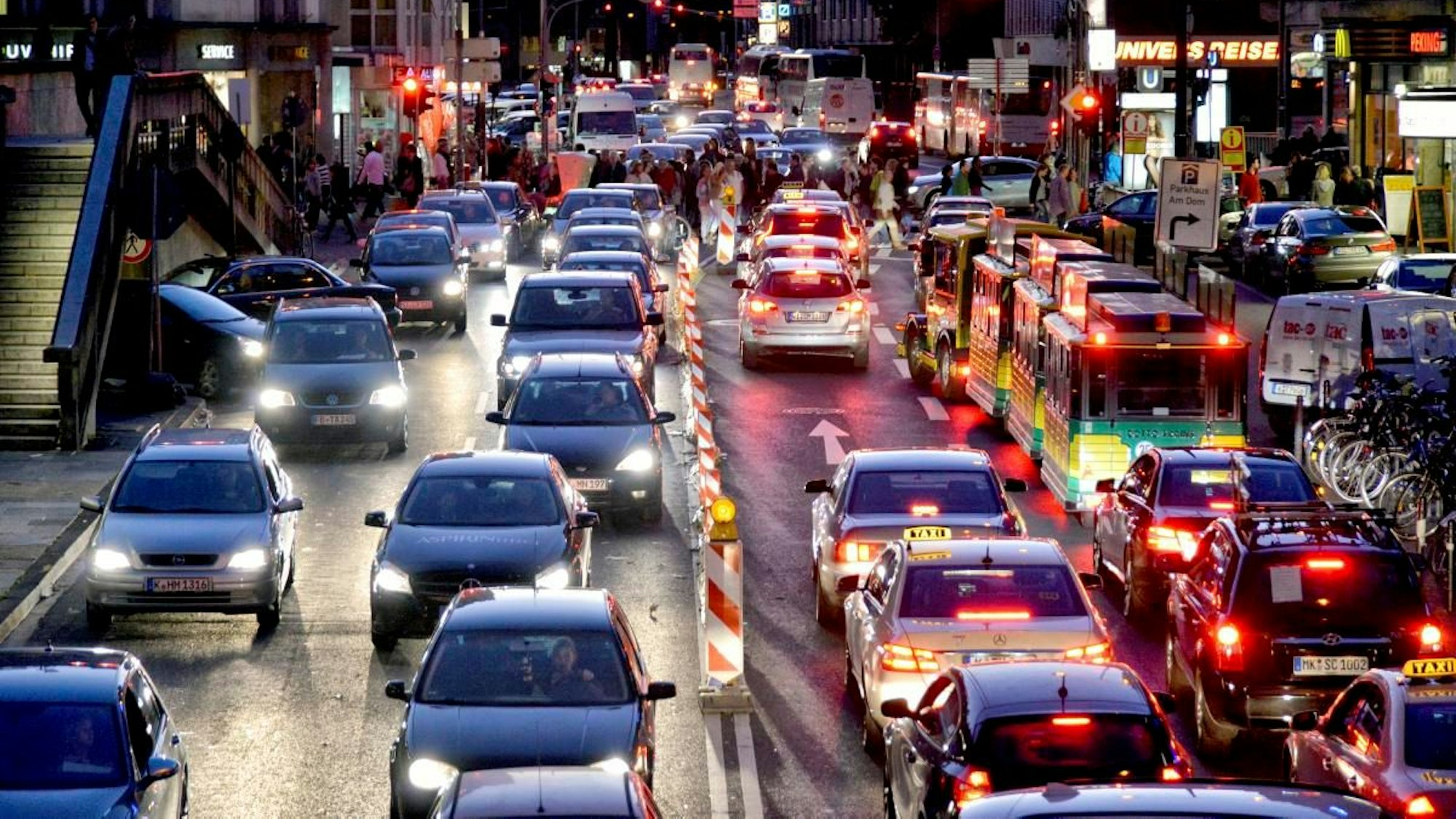 Alles schon geregelt? Stauchaos rund um den Dom an einem Samstagabend.