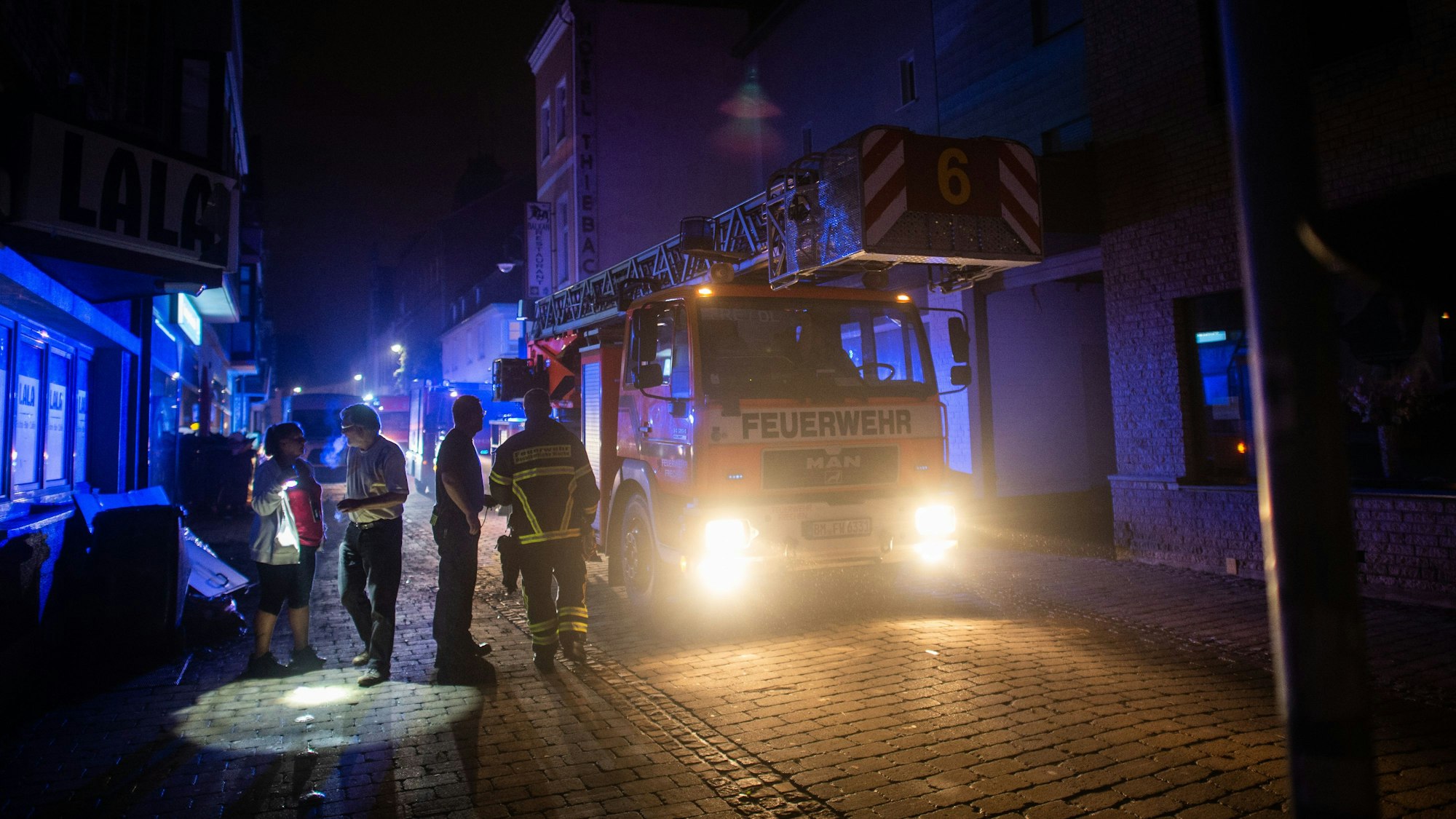 Die Feuerwehr kontrolliert die verwüstete Innenstadt. Heftige Regenfälle in der Nacht sorgten für Schlammlawinen und Überflutungen.