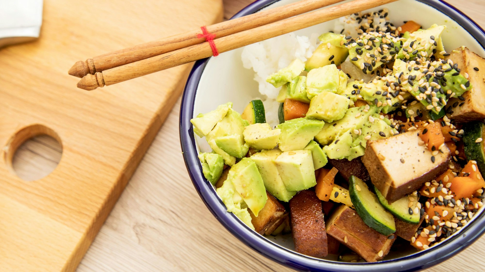 Gemüse und Tofu in einer Schale