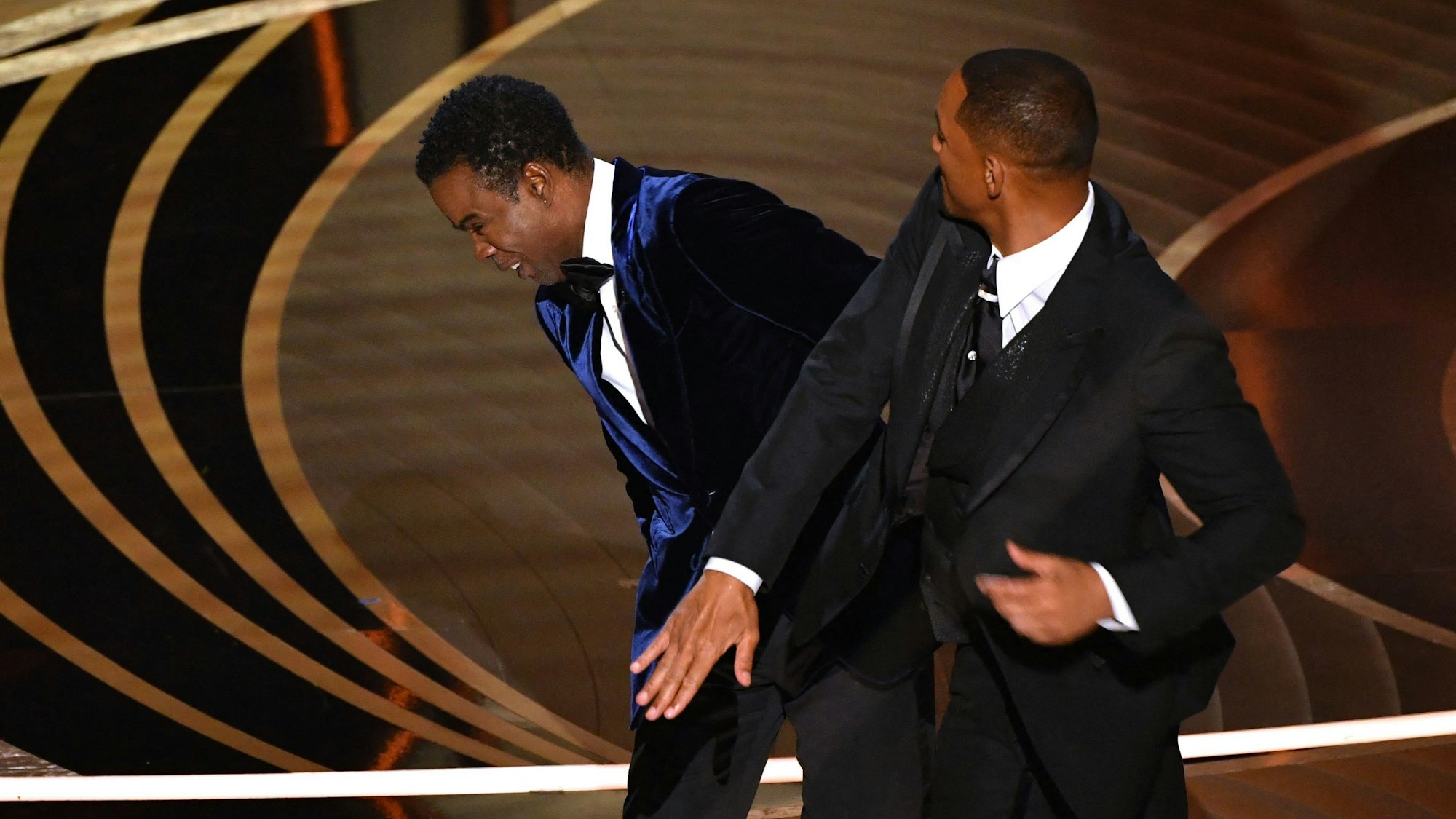 Will Smith attackiert Chris Rock auf der Bühne.