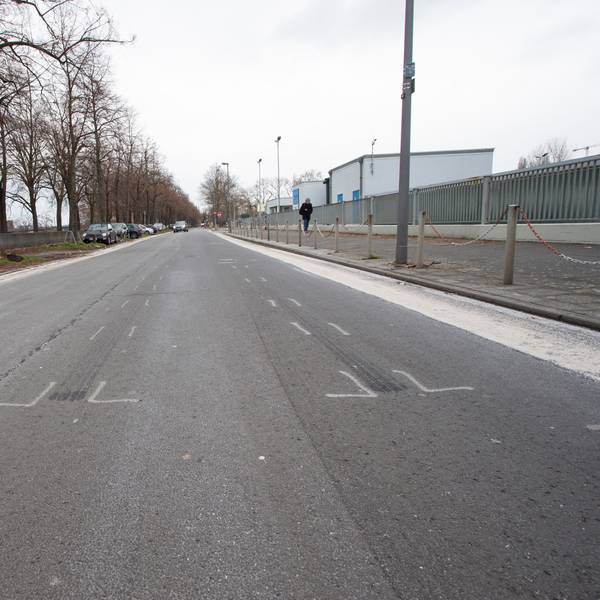 Vor wenigen Tagen kam es auf der Straße am Rheinufer zu einem Unfall infolge überhöhter Geschwindigkeit.