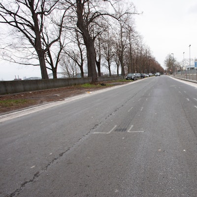 Vor wenigen Tagen kam es auf der Straße am Rheinufer zu einem Unfall infolge überhöhter Geschwindigkeit.