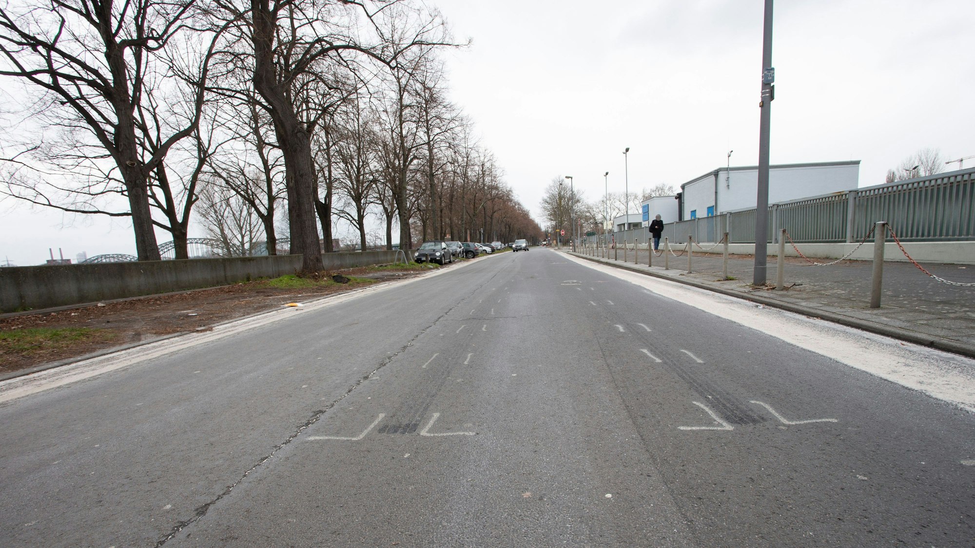 Vor wenigen Tagen kam es auf der Straße am Rheinufer zu einem Unfall infolge überhöhter Geschwindigkeit.