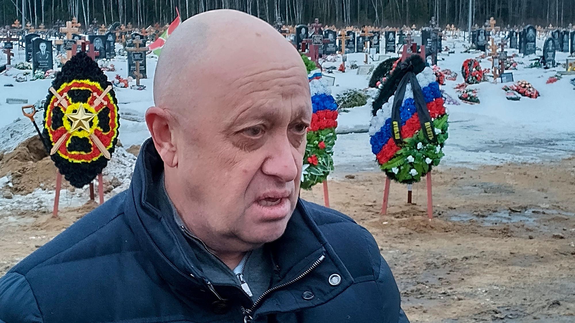 Der Leiter der Wagner-Gruppe, Jewgeni Prigoschin, nimmt an der Beerdigung von Dmitri Menshikov, einem Kämpfer der Wagner-Gruppe, der während eines Spezialeinsatzes in der Ukraine ums Leben kam, auf dem Friedhof Beloostrovskoye außerhalb von St. Petersburg, Russland, teil.