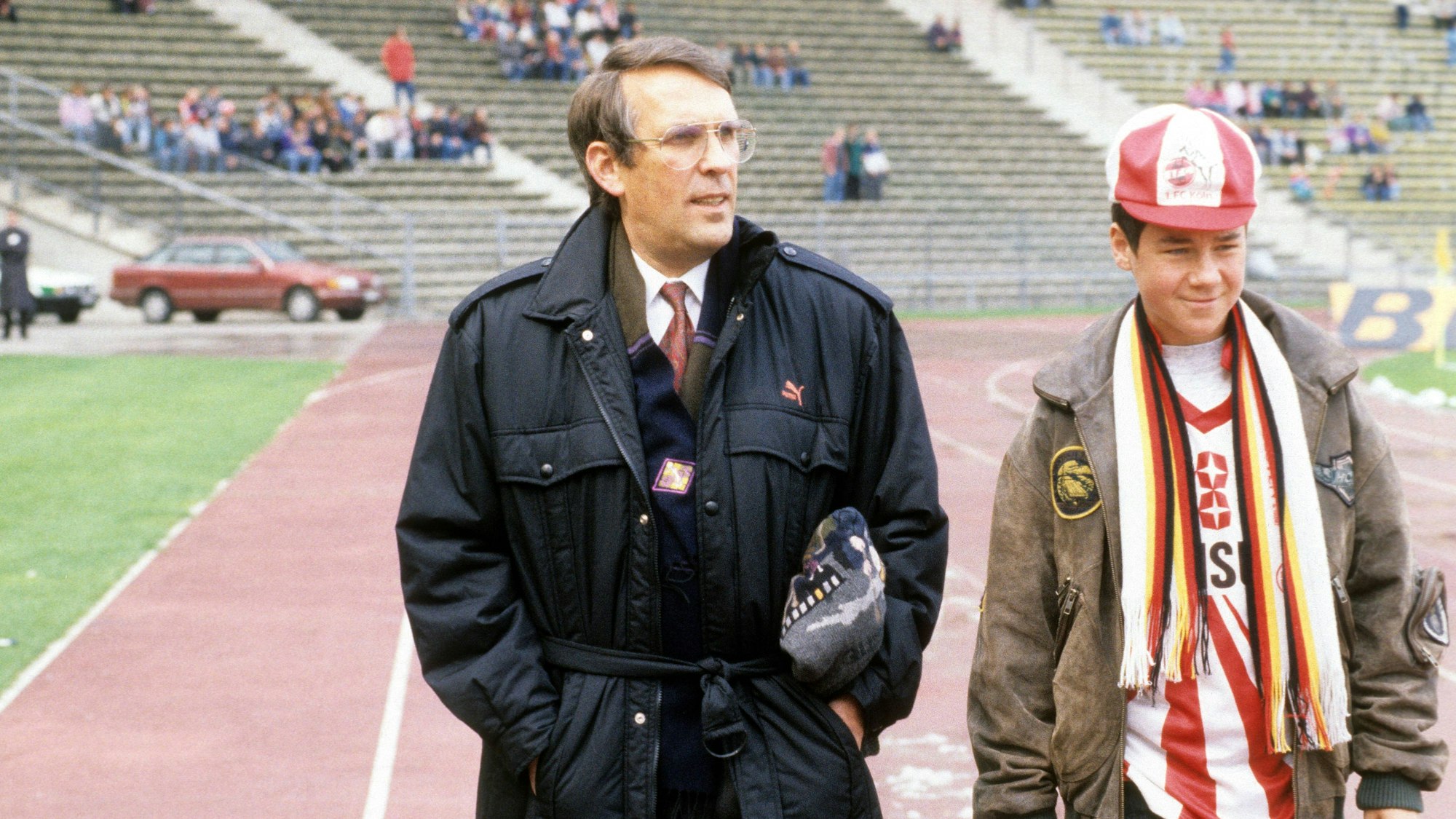Präsident Dietmar Artzinger Bolten (1. FC Köln) mit FC Fan
President Dietmar Artzinger Bolten 1 FC Cologne with FC supporter