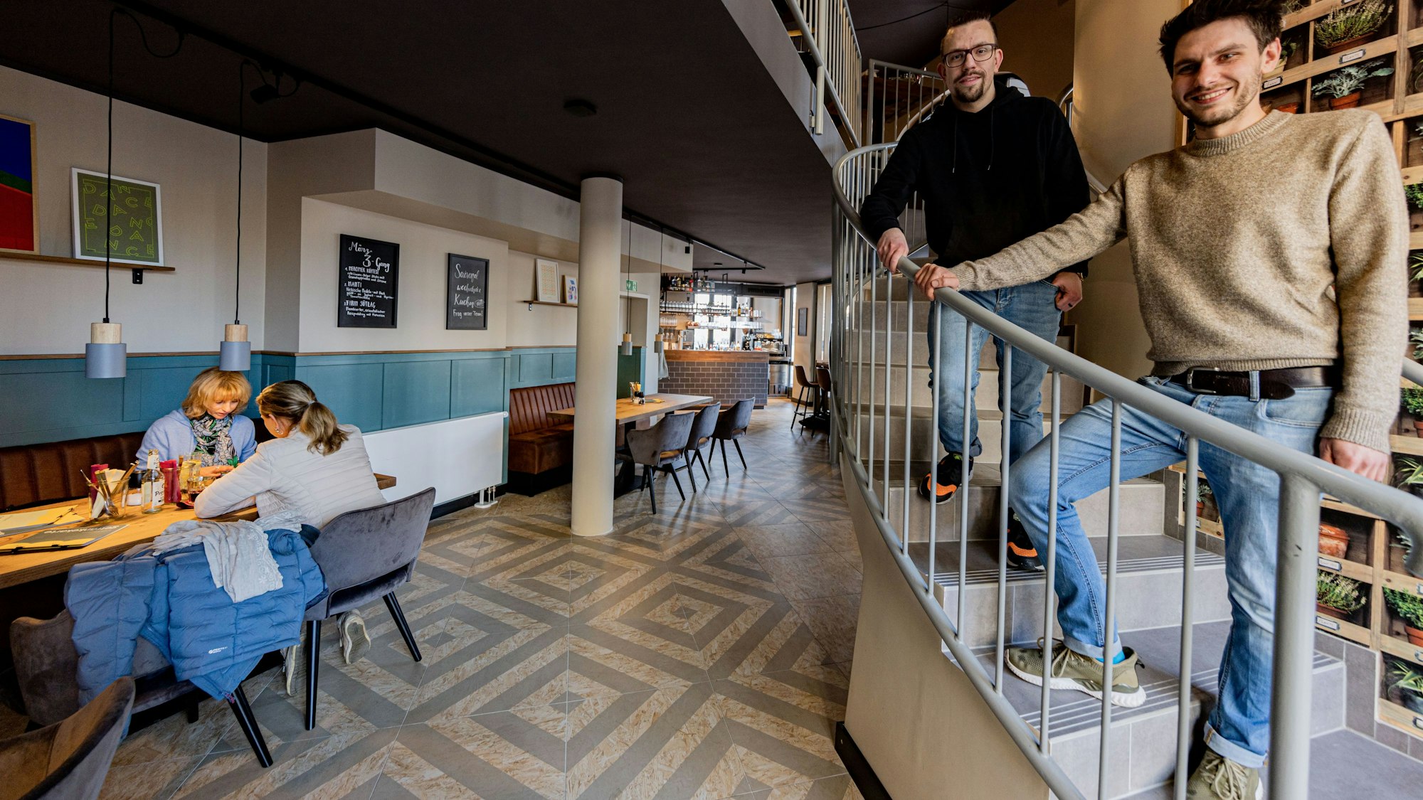 Andreas Gerwing und Jakob Harney (r.) haben ein halbes Jahr gebraucht, um das well kitchen einzurichten.