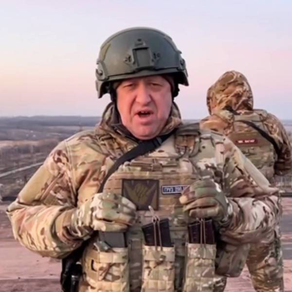 Wagner-Chef Jewgeni Prigoschin in der Umgebung von Bachmut. Der Anführer der berüchtigten Söldner-Truppe droht nun Wladimir Putin mit einem Truppenabzug.