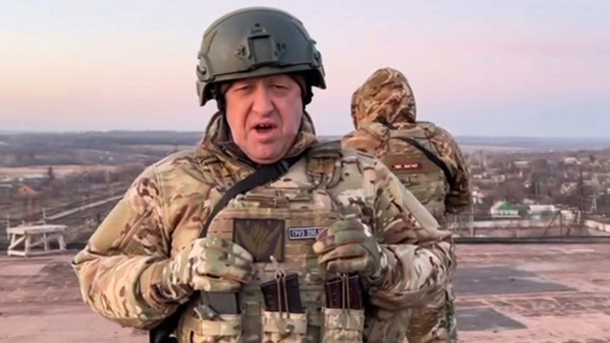 Chef der Söldnergruppe Wagner: Jewgeni Prigoschin in der Nähe von Bachmut. In Richtung des Kremls schickt Prigoschin widersprüchliche Signale.