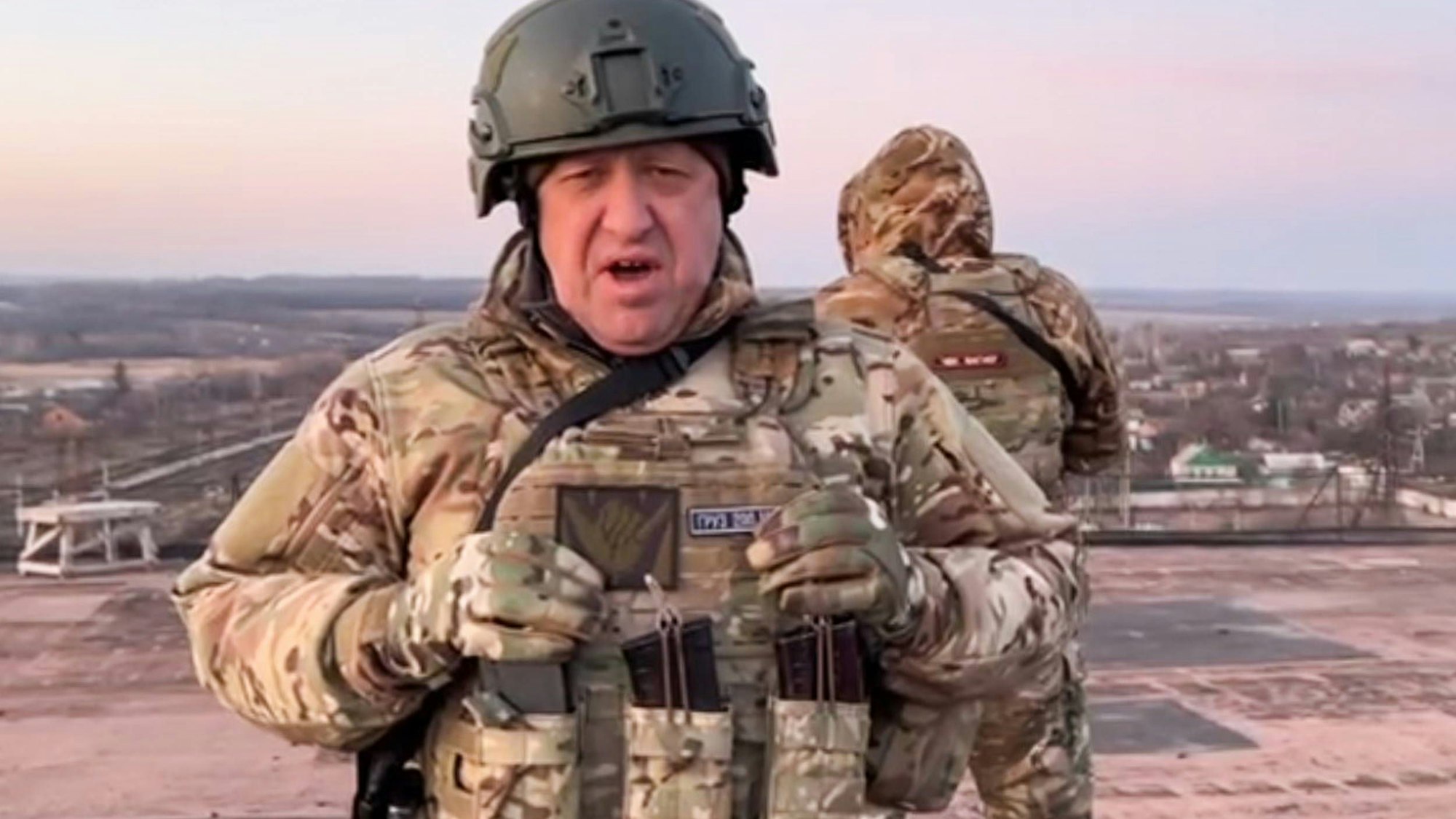 Wagner-Chef Jewgeni Prigoschin in der Umgebung von Bachmut. Der Anführer der berüchtigten Söldner-Truppe droht nun Wladimir Putin mit einem Truppenabzug.