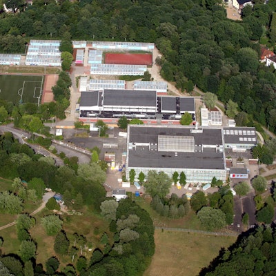 Luftaufnahme des Schulzentrums. Am rechten Bildrand ist ein Teil des Sees Saaler Mühle zu sehen.