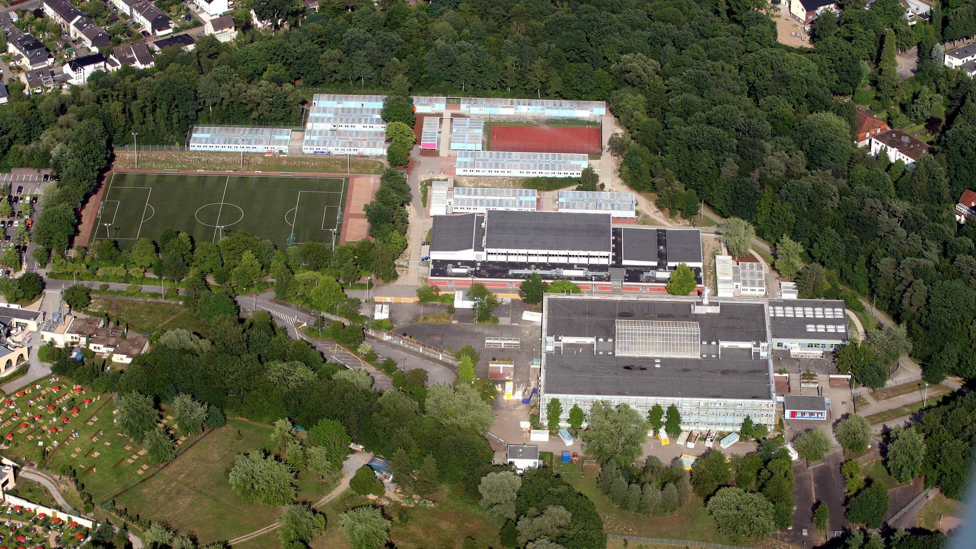 Ein Luftbild zeigt den gesamten Gebäudekomplex des Schulzentrums.