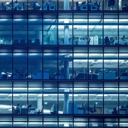 Wenige Menschen arbeiten am späten Nachmittag in einem Bürogebäude am Kurfürstendamm.