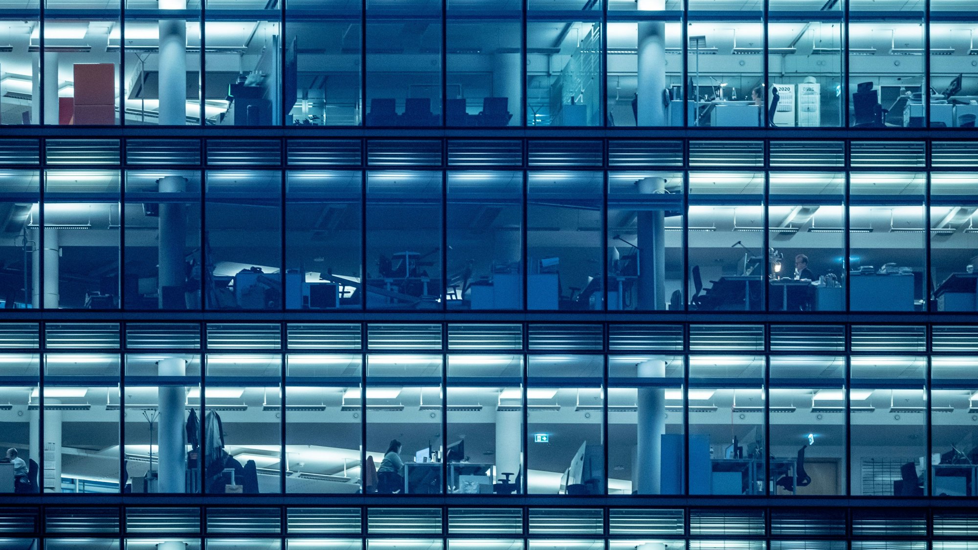 Wenige Menschen arbeiten am späten Nachmittag in einem Bürogebäude am Kurfürstendamm.