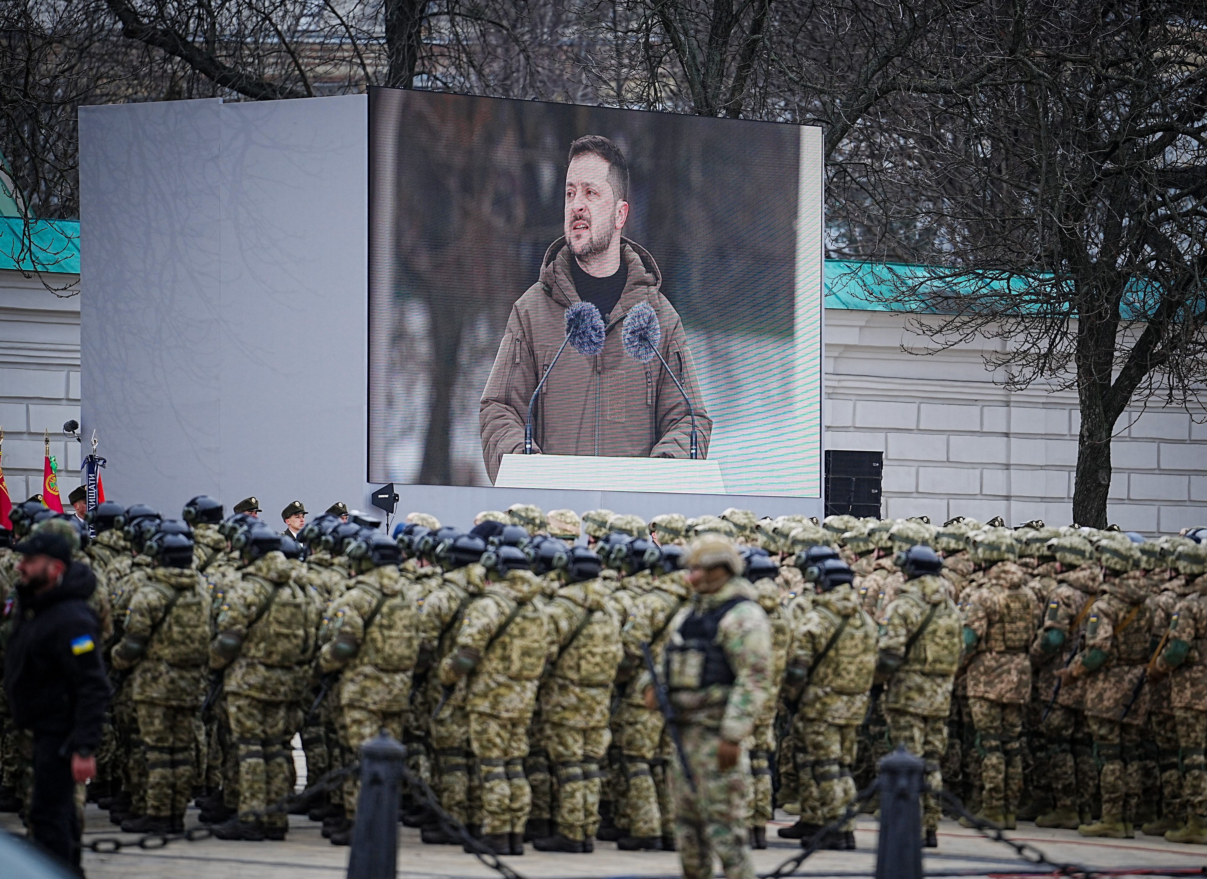Wolodymyr Selenskyj spricht bei einer Militärparade zu ukrainischen Soldaten. Der Präsident der Ukraine verurteilte nun ein Video, das die mutmaßliche Erschießung eines ukrainischen Kriegsgefangenen zeigen soll. (Archivbild)