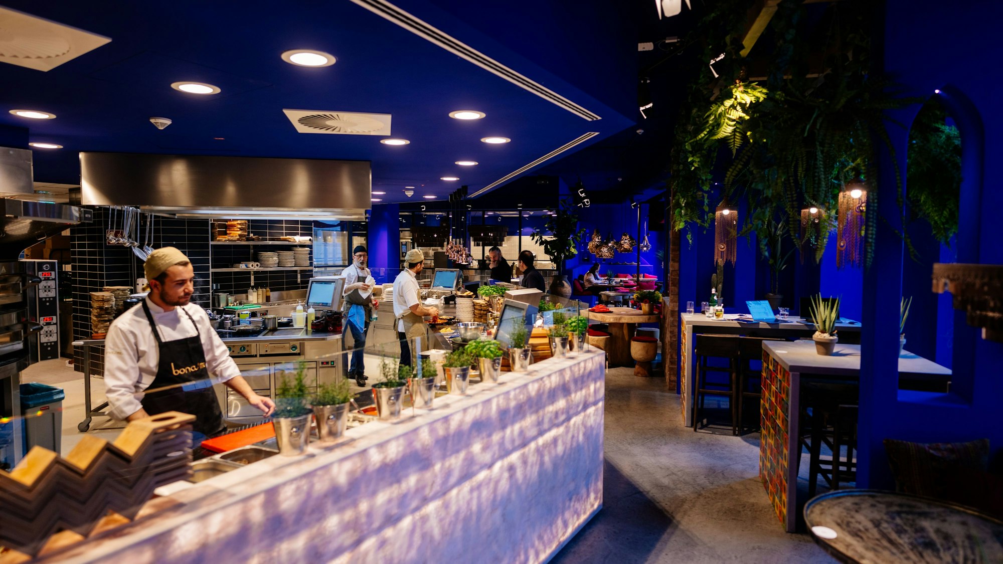 Der hintere Bereich des Lokals mit offener Küche