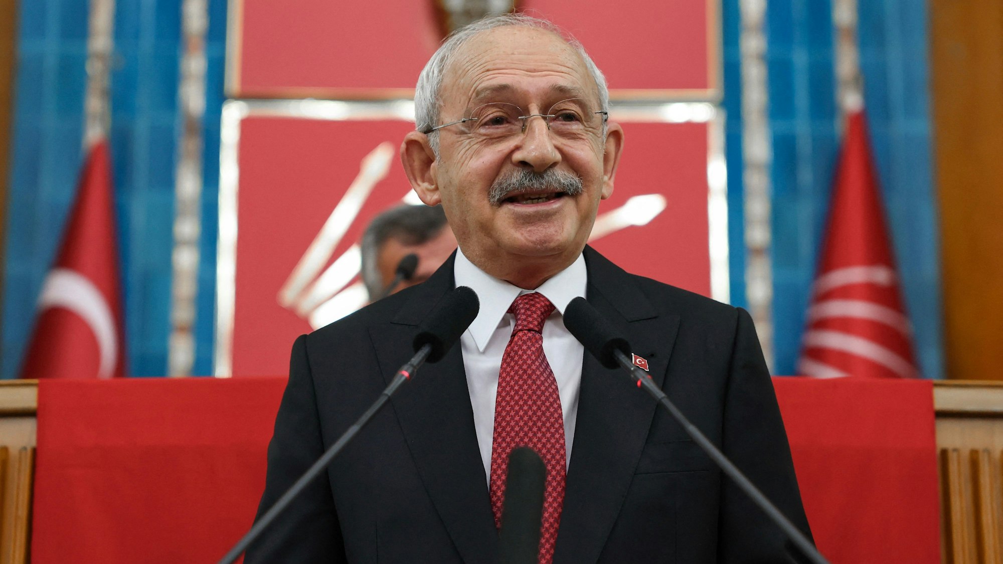 Der türkische Oppositionsführer Kemal Kilicdaroglu steht vor Mikrofonen an einem Rednerpult.