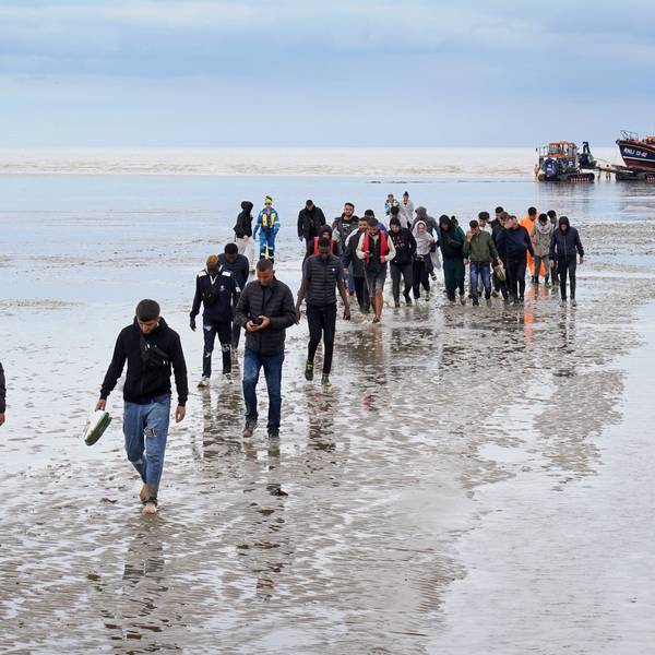 Eine Gruppe von Menschen, bei denen es sich vermutlich um Migranten handelt, geht an Land, nachdem sie nach einem Zwischenfall mit einem kleinen Boot im Ärmelkanal vom Rettungsboot ‚Dungeness‘ abgefangen wurde.