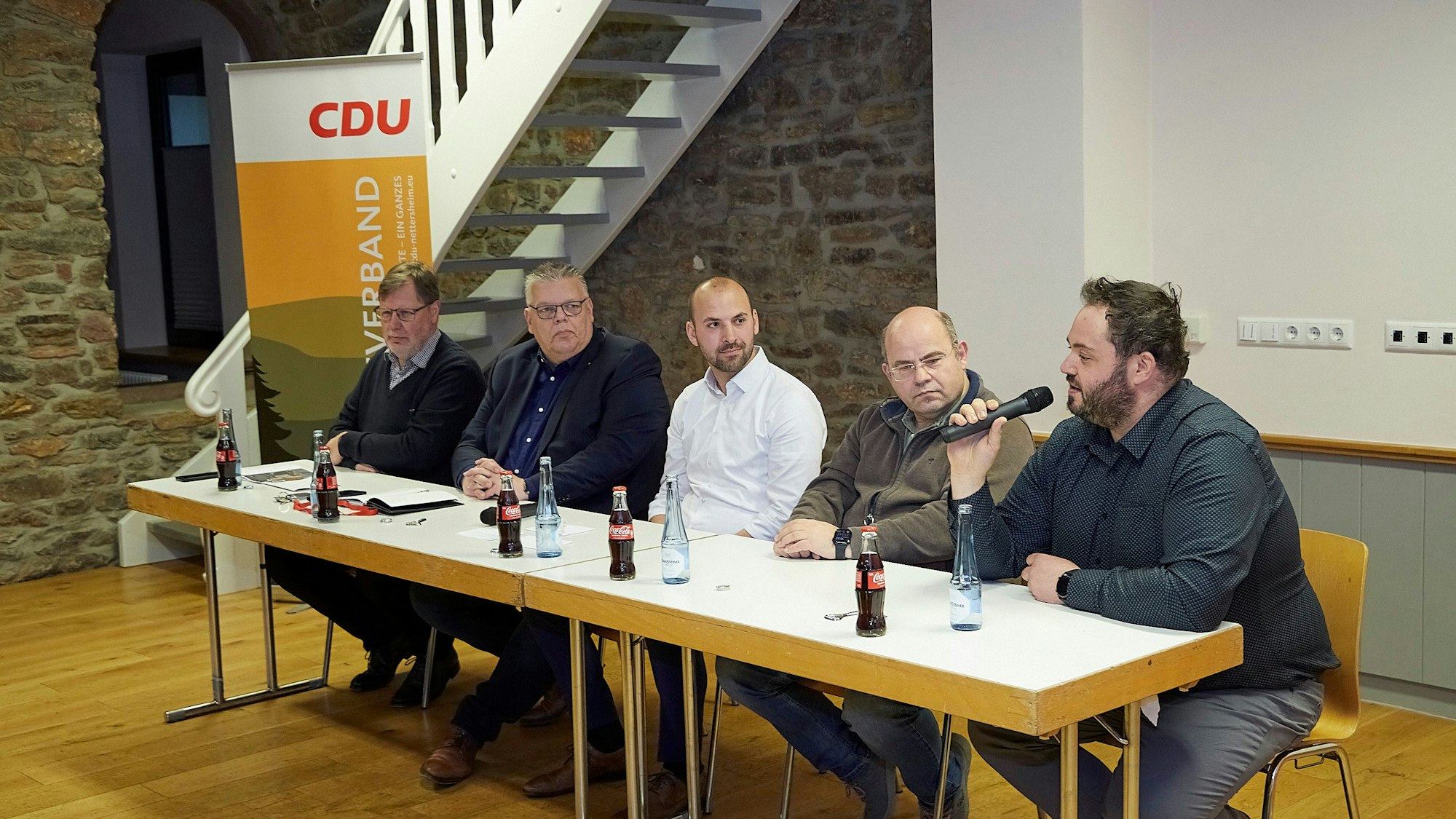 Am Podium sitzen von links Uwe Günther, Jochen Kupp, Andreas Winkler, Christoph Firmenich und Matthias Poth.