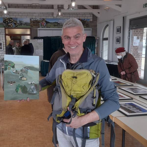 Der Siegburger Klaus Strack hält ein Bild von seinen alternativen Wanderungen hoch.