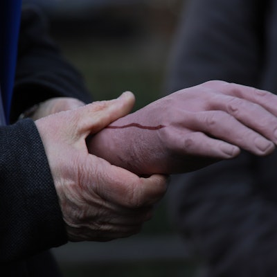Hans-Willi Kernenbach zeigt bei einer Krimiführung in Siegburg die Requisite einer Hand.